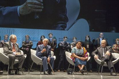 Baltasar Garz&oacute;n; Dar&iacute;o Rivas, v&iacute;ctima del franquismo; Rigoberta Mench&uacute; y Ra&uacute;l Zaffaroni, juez de la Corte Interamericana de Derechos Humanos, este jueves en el final del congreso de jurisdicci&oacute;n universal en Buenos Aires.