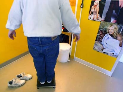 Un adolescente obeso en una consulta médica de un centro de pediatría en Francia.