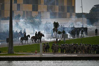 Policías antidisturbios ante el palacio presidencial de Brasil, el domingo.