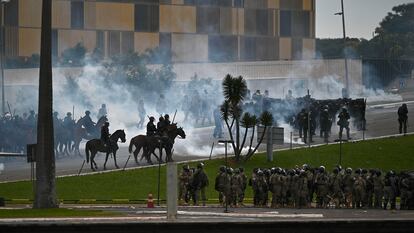 Policías antidisturbios ante el palacio presidencial de Brasil, el domingo.