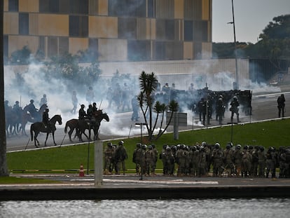 Policías antidisturbios ante el palacio presidencial de Brasil, el domingo.