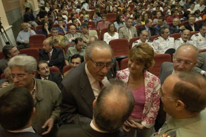 Peces-Barba (segundo por la izquierda) en el local de Jaén donde pronunció su conferencia.