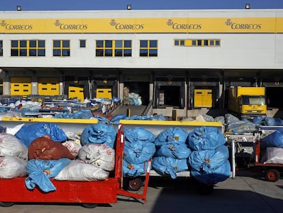 Decenas de sacas con env&iacute;os postales acumulados en el patio de las instalaciones de Correos en la terminal de carga del aeropuerto de Barajas, en Madrid. 