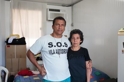 Luiz Cláudio e Maria da Penha posam dentro da casa container colocada temporariamente pela Prefeitura para as famílias remanescentes da Vila Autódromo. "Eu tenho muitos projetos pela frente, mas eu preciso ter minha vida de volta, porque o poder público tirou durante todos esses anos", diz Luiz Cláudio, professor de educação física e morador da Vila Autódromo, comunidade que virou símbolo de resistência no Rio de Janeiro por ter enfrentado um processo de remoção para as construções do Parque Olímpico, na Barra da Tijuca. De um total de quase 600 famílias, hoje apenas 20 vão receber uma casa nova, com padrões diferentes dos que tinham antes. "A gente conseguiu ficar, que era o que a gente queria", diz Maria da Penha. "Esses últimos anos vivemos aqui dentro de um canteiro de obras, com muita poeira, falta de água, falta de luz (...) vivemos no meio de escombros, casas descaracterizadas... vivemos sem paz, sem tranquilidade", desabafa Luiz. "Minha perspectiva após as Olimpíadas é de que eles devolvam de fato nossas vidas."