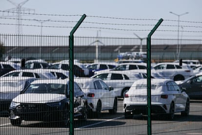 Automóviles del grupo Volkswagen esperando para ser exportados a Estados Unidos, el 2 de abril en Emden (Alemania).
