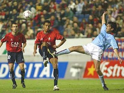 José Ignacio intenta arrebatarle el balón a Valdo.