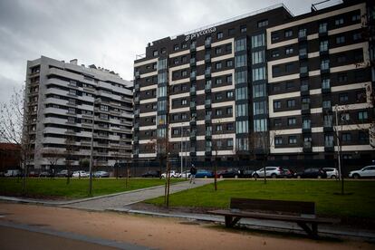 Un edificio residencial en el barrio de Almendrales. 
