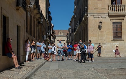 Un grupo de turistas pasea por Salamanca, la semana pasada.
