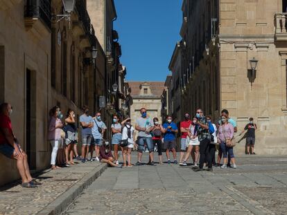 Un grupo de turistas pasea por Salamanca, la semana pasada.