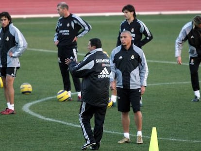 Ronaldo, en el centro, y Morientes, detr&aacute;s, en un entrenamiento con el Madrid en 2005