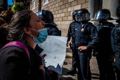 Protesta de restauradores ante el Palau de la Generalitat, custodiado por los Mossos.