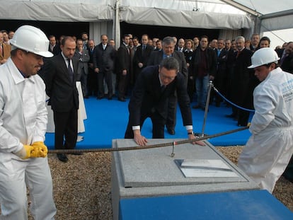 El exalcalde de Madrid Alberto Ruiz-Gallard&oacute;n coloca la primera piedra de la ampliaci&oacute;n de Mercamadrid en febrero de 2007. 