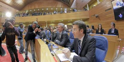 En primer t&eacute;rmino, el presidente de la Xunta, Alberto N&uacute;&ntilde;ez Feij&oacute;o, junto a sus consejeros, en el Parlamento gallego. 