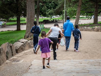 Aminata Dansolo (izquierda, de gris) y Sannasi Calama, junto a los hijos de ella y los sobrinos de él en el Parque de La Granja, en Santa Cruz de Tenerife, el lunes.