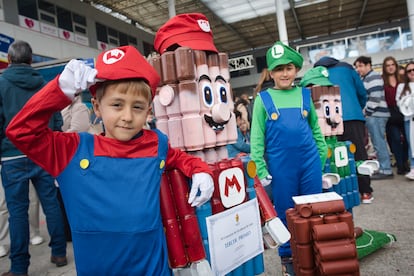 Los hermanos Juan y José Espejo, de 6 y 10 años, han ganado el tercer premio del concurso de latas, gracias a las creaciones de su abuelo, que viene desde Córdoba cada Navidad.