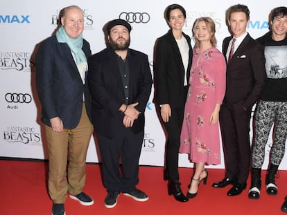 David Yates (à esq.) e o elenco de ‘Animais Fantásticos e Onde Habitam’ no Canadá.