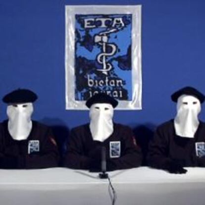 Miembros de ETA leen el comunicado donde anuncian el alto el fuego permanente