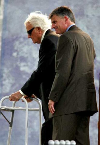 Billy Graham, acompañado de su hijo, en junio de 2005 en Nueva York.