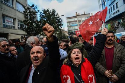 Protesta contra la destitución del alcalde de Besiktas por parte del Gobierno central.