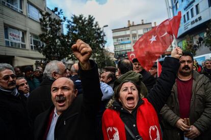 Protesta contra la destituci&oacute;n del alcalde de Besiktas por parte del Gobierno central.