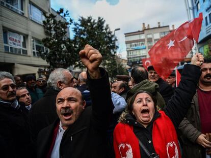 Protesta contra la destituci&oacute;n del alcalde de Besiktas por parte del Gobierno central.