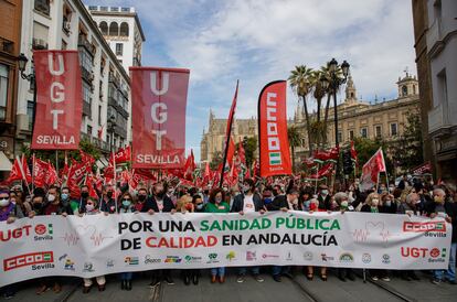 Miles de personas se han manifestado en Sevilla y en las ocho capitales andaluzas convocadas por sindicatos CCOO y UGT en defensa de una sanidad pública de calidad.