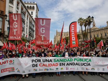 Miles de personas se han manifestado en Sevilla y en las ocho capitales andaluzas convocadas por sindicatos CCOO y UGT en defensa de una sanidad pública de calidad.