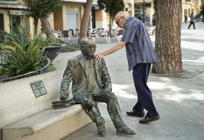 Estatua del poeta Vicent Andrés Estellés en su ciudad natal, Burjassot, recolocada tras haber sufrido otro ataque.