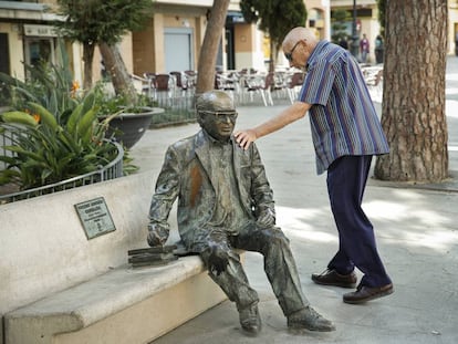 Estatua del poeta Vicent Andrés Estellés en su ciudad natal, Burjassot, recolocada tras haber sufrido otro ataque.