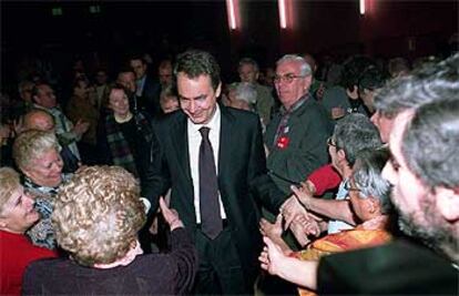 El líder del PSOE, José Luis Rodríguez Zapatero, ayer por la mañana en Torrejón de Ardoz (Madrid).