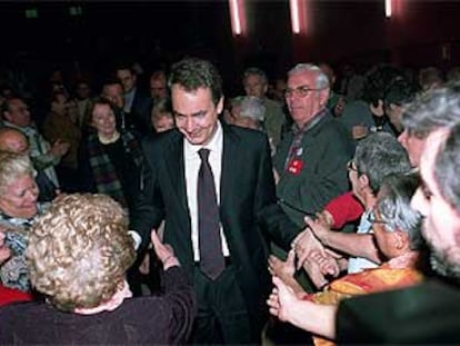 El líder del PSOE, José Luis Rodríguez Zapatero, ayer por la mañana en Torrejón de Ardoz (Madrid).