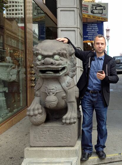 Micha Benoliel, en la entrada del barrio chino de San Francisco