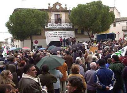 Concentración frente al Ayuntamiento de la localidad toledana.