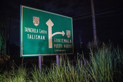 Una señal a las afueras de Tapachula (México) indica la frontera con Guatemala. 