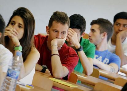 Estudiantes, ante una prueba de selectividad en Barcelona.