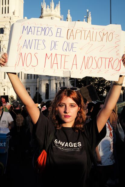 Claudia muestra su pancarta en el manifestación.