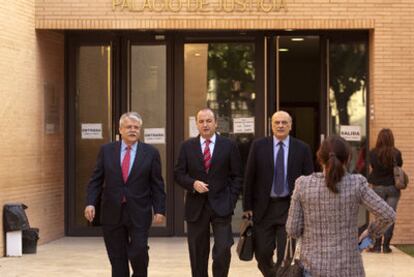 El actual presidente de la Autoridad Portuaria de Alicante, José Joaquín Ripoll, ayer a la salida de los juzgados de Orihuela.