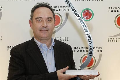 Ferran Adrià, con el premio de diseño Lucky Strike, que concede la Raymond Loewy Foundation.