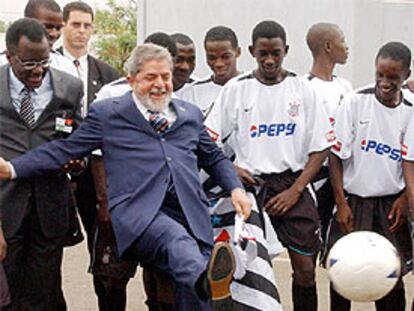 El presidente Luiz Inácio Lula da Silva, ayer, en un centro de formación profesional de Luanda.