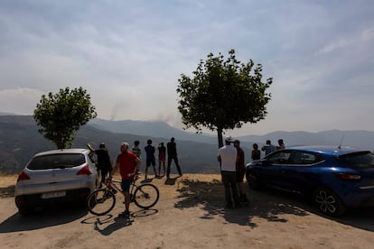 Vecinos observan el incendio en Béjar (Cáceres), el martes.