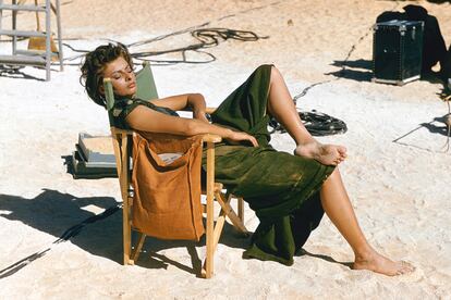 Sophia Loren echando la siesta en el descanso de un rodaje en 1957.