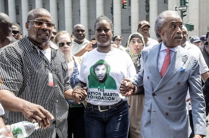 Sybrina Fulton, madre de Trayvon Martin (c) es acompa&ntilde;ada por el reverendo Al Sharpton (d) en el acto &#039;Justicia para Trayvon Martin&#039; celebrado en Nueva York. 