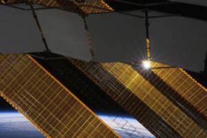 Fotografía cedida por la NASA el 9 de enero de 2014 que muestra un juego de panel solar en la Estación Espacial Internacional, en una imagen captada por el miembro de la tripulación de la Expedición 38 el 2 de enero de 2014. EFE/Archivo