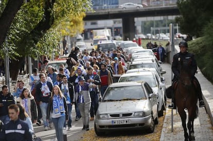 Un policia acompanya els afeccionats del Deportivo de camí al Vicente Calderón.