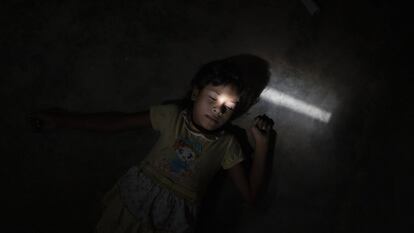 Maryorie Paola dentro de su casa en Cúcuta. Su madre cruzó la frontera. Colombia. Mayo de 2018