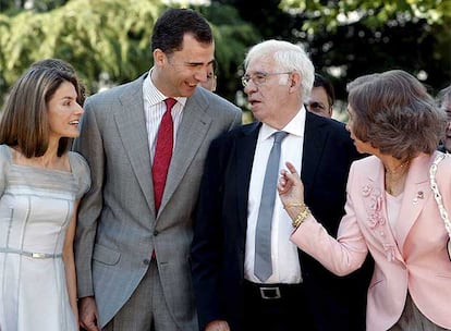Los Príncipes de Asturias y la Reina Sofía charlan de forma distendida con Luis Aragonés durante la fotografía oficial.