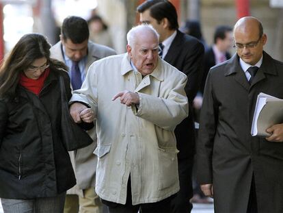 Demetrio Carceller, en el centro, y su abogado, José Antonio Choclán, ayer.