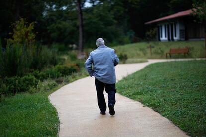 Un enfermo de alzhéimer pasea por un centro para personas con esta afección en Dax (Francia).