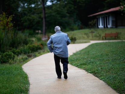Un enfermo de alzhéimer pasea por un centro para personas con esta afección en Dax (Francia).