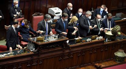 Los presidentes de las dos cámaras italianas, Elisabetta Caselatti y Roberto Fico, cuentan los votos en la jornada del jueves.